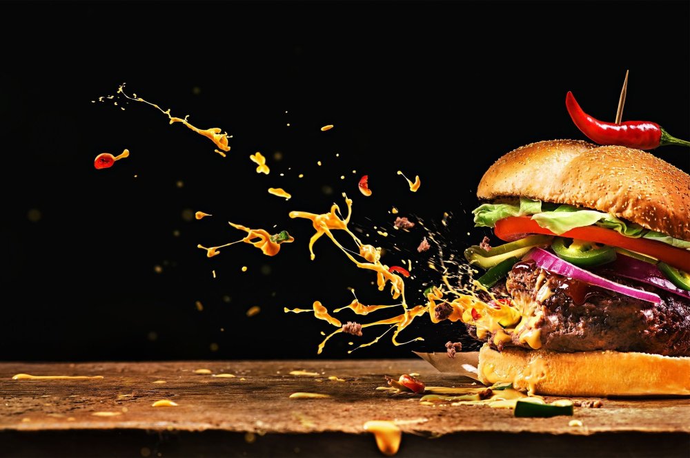 Бургер на черном фоне