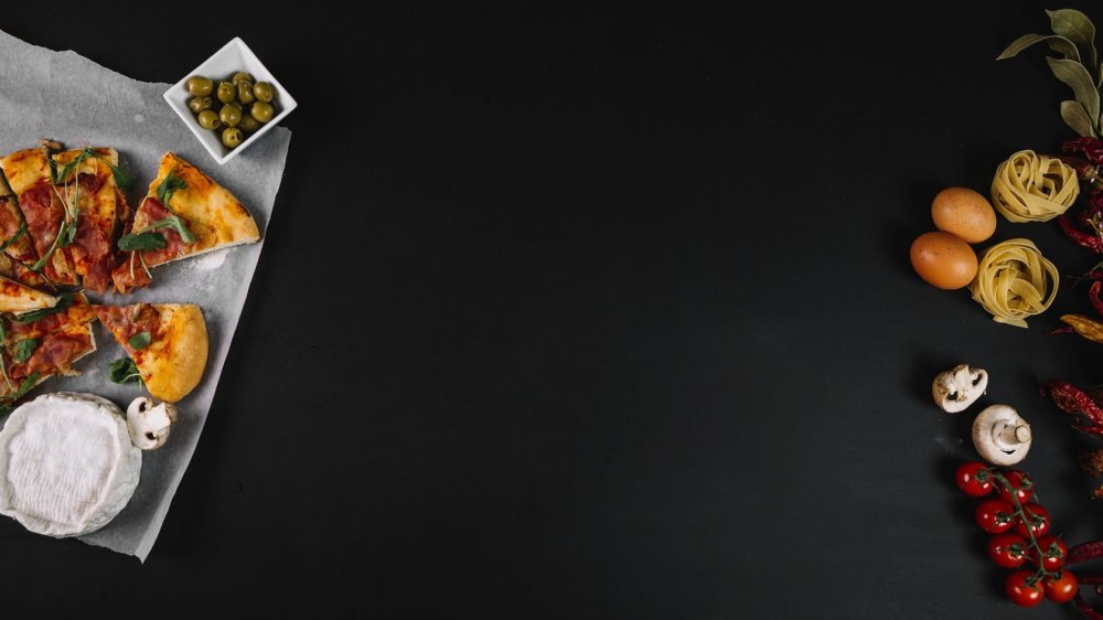Еда на черном фоне