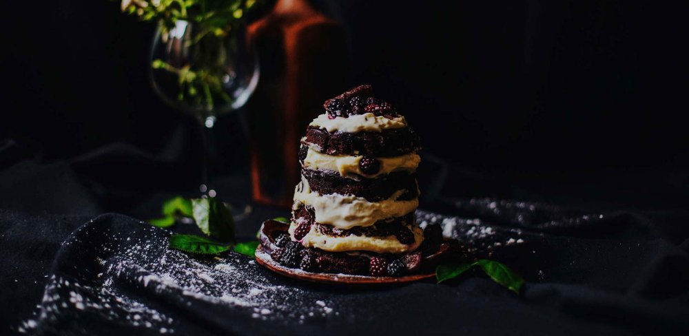 Десерт на черном фоне