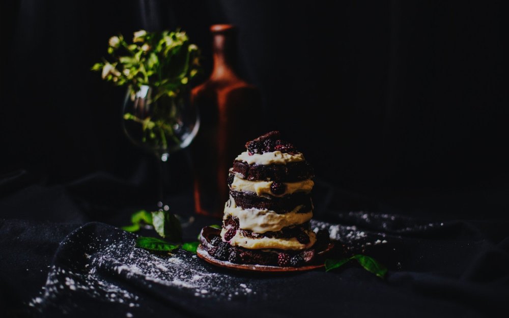 Десерты на темном фоне