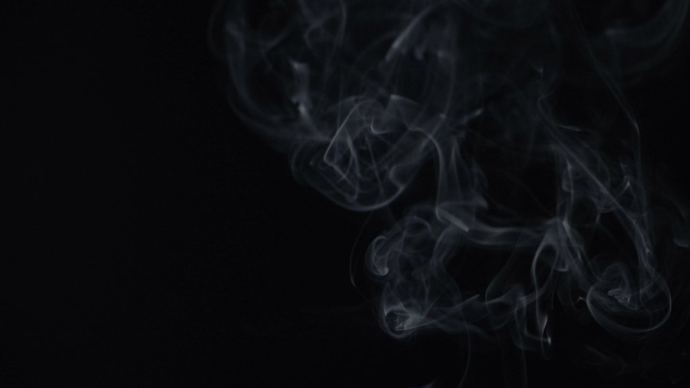 Дым сбоку на черном фоне