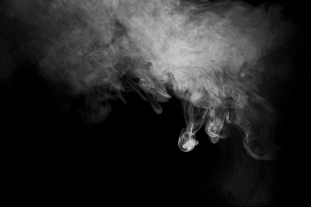 Легкий дым на черном фоне