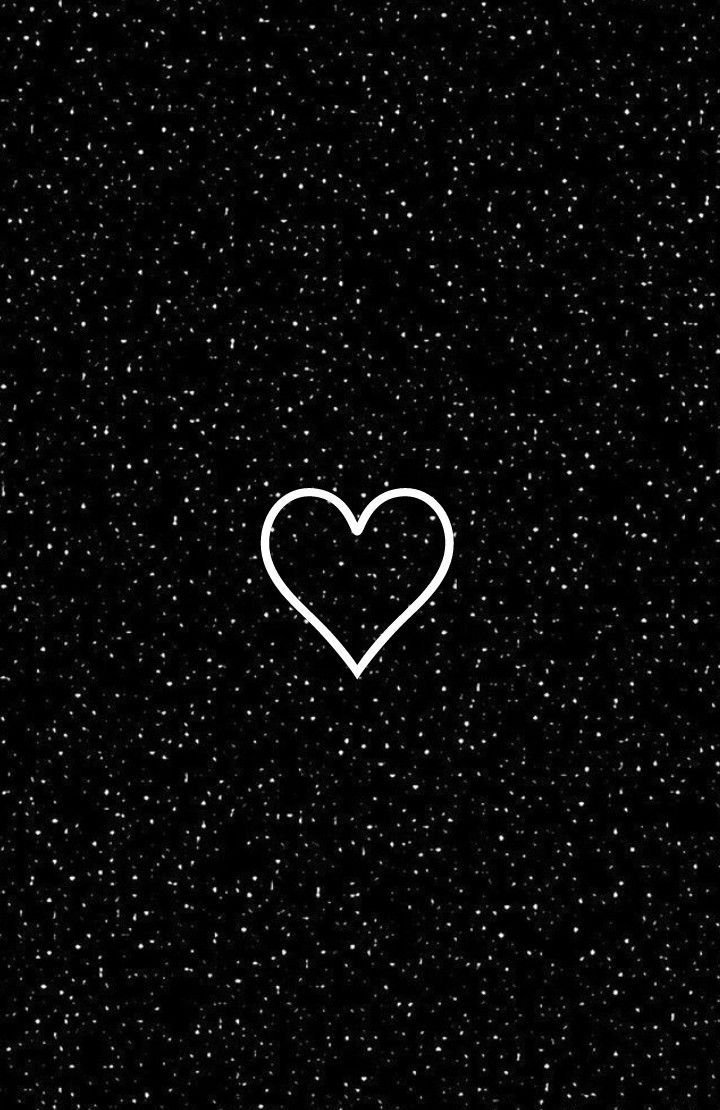 Маленькое сердечко на черном фоне