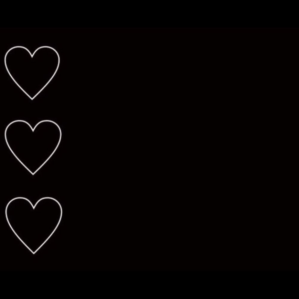 Белое сердечко на черном фоне