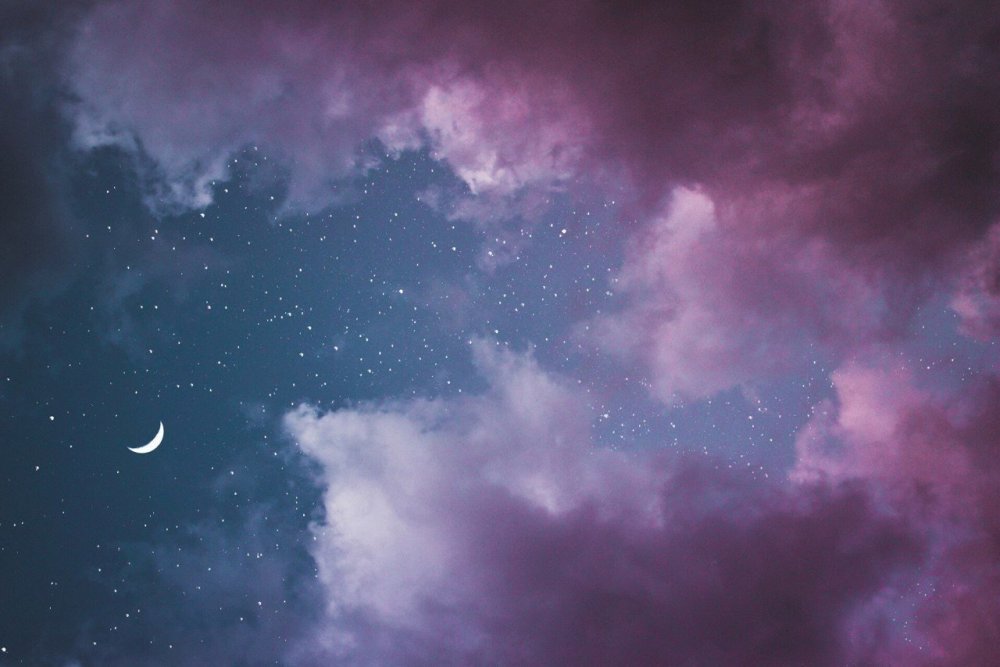 Розовые облака на ночном небе