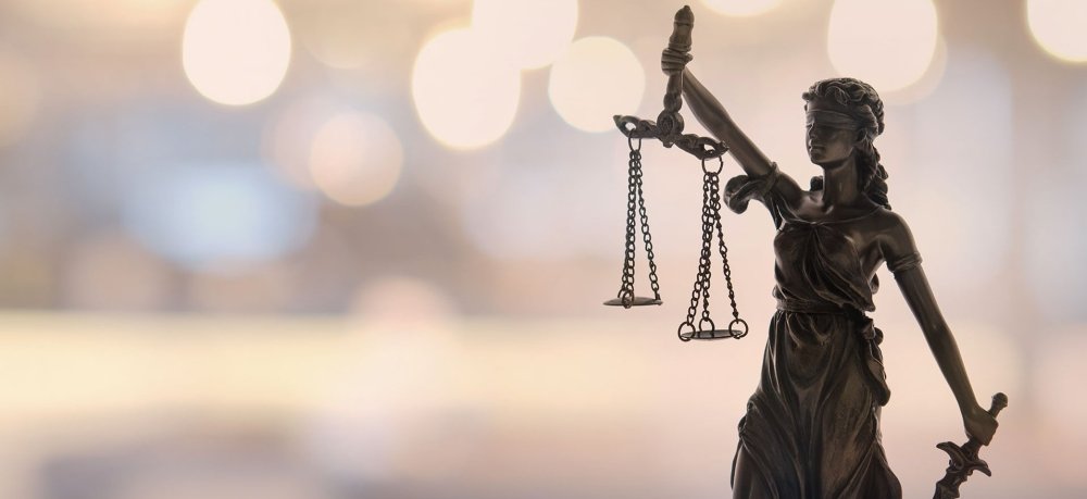 Фемида на Светлом фоне