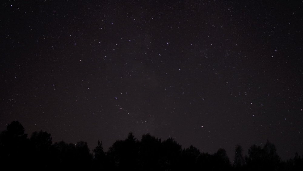 Черное небо со звездами