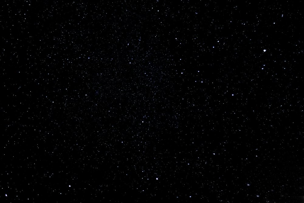 Черное небо со звездами