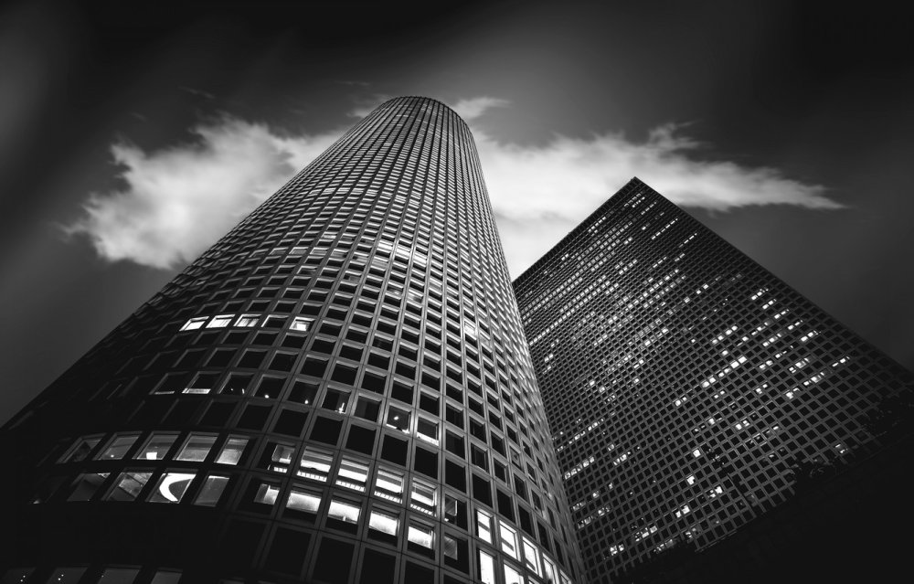 Здание черно белое