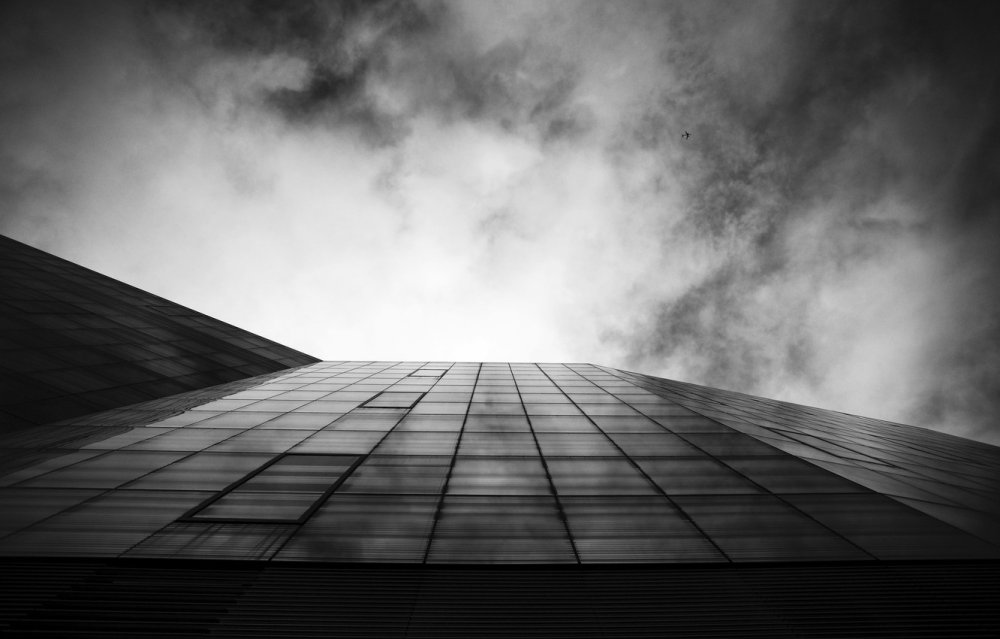 Небоскреб и черно белое небо