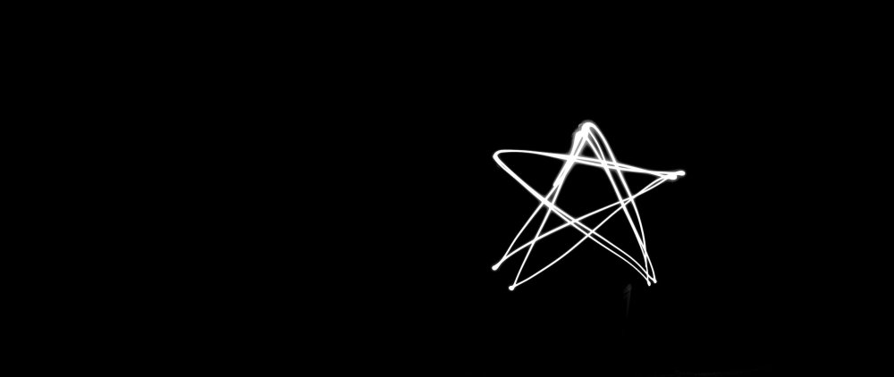 X на черном фоне