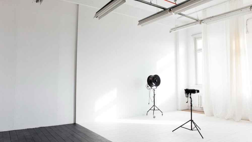 Белая студия для съемок