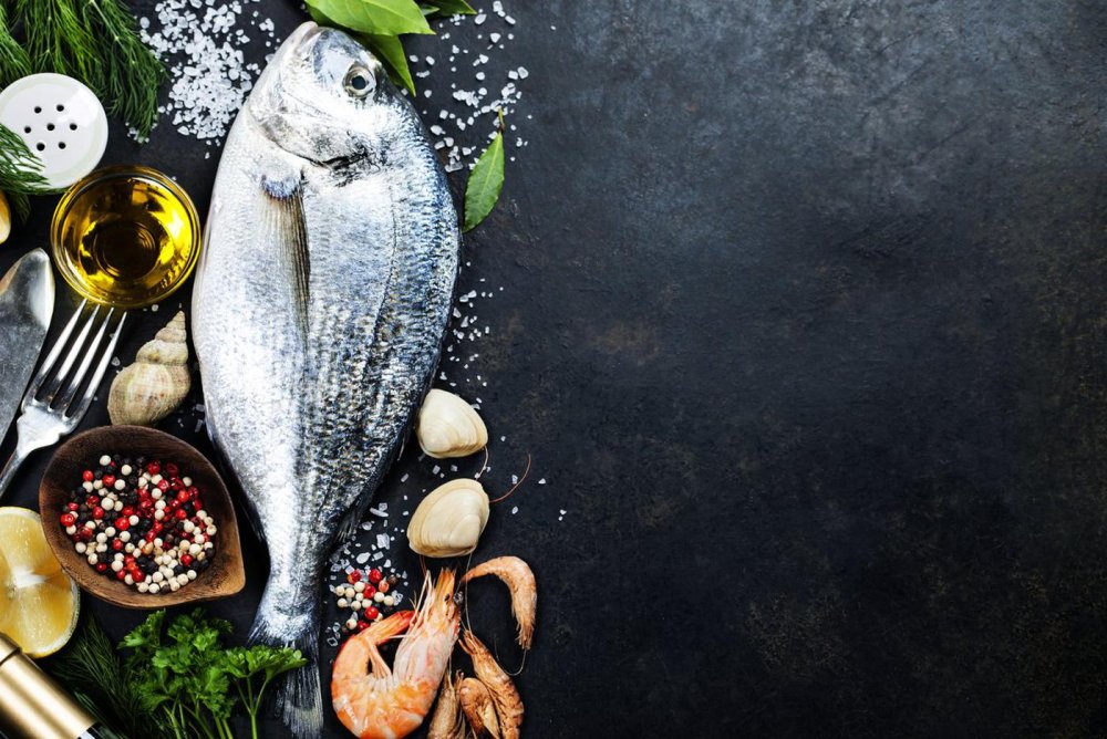 Морепродукты на темном фоне