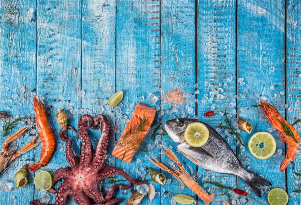 Рыба и морепродукты на голубом фоне