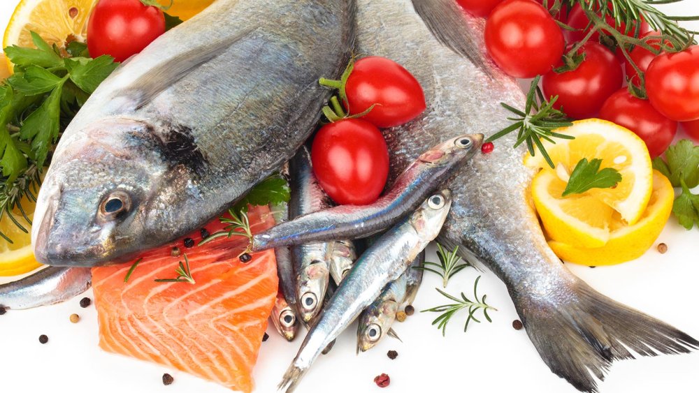 Свежая рыба на белом фоне