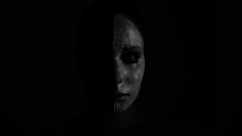 Глаза вампира в темноте