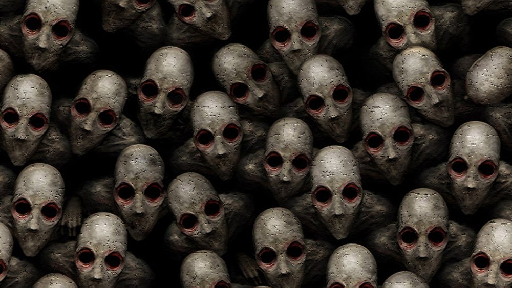 Страшное лицо на черном фоне