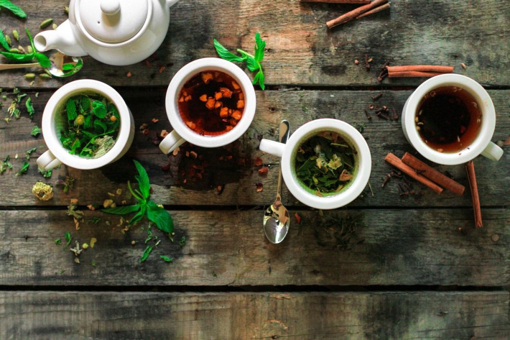 Чай с травами вид сверху