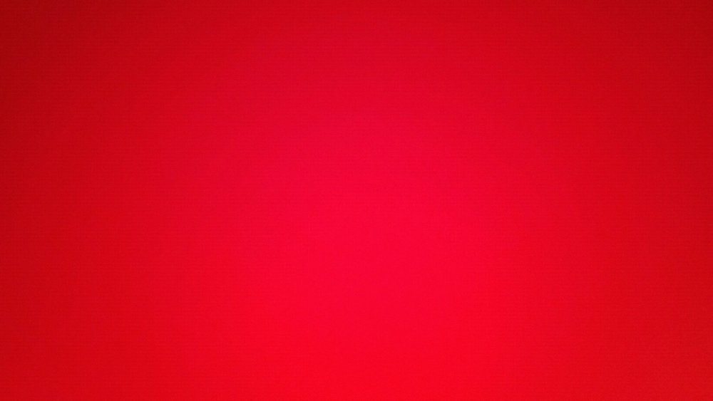 Яркий красный