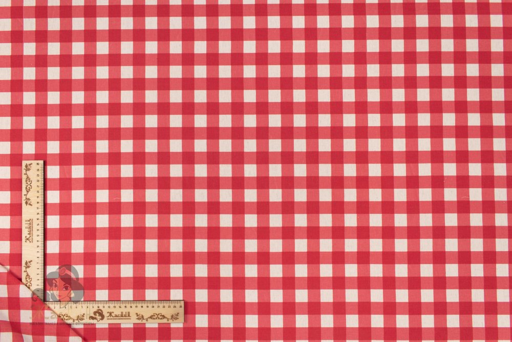 Красная клетчатая скатерть