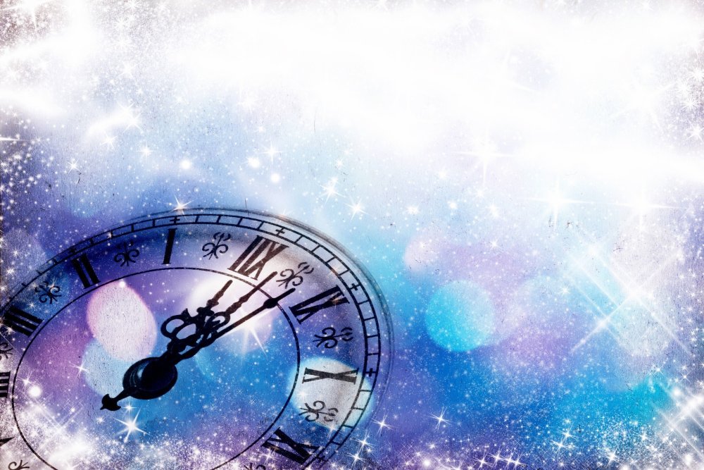 Часы на темном фоне