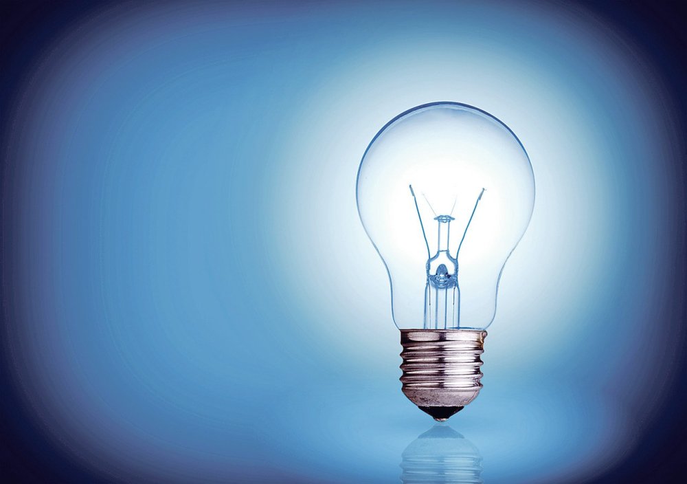 Лампочка на синем фоне