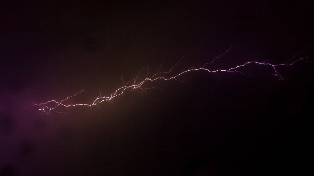 Молния на темном фоне