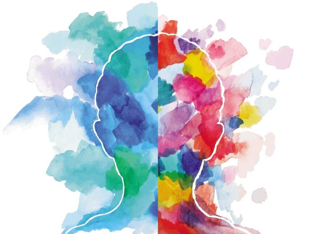 Предметы на деревянном столе