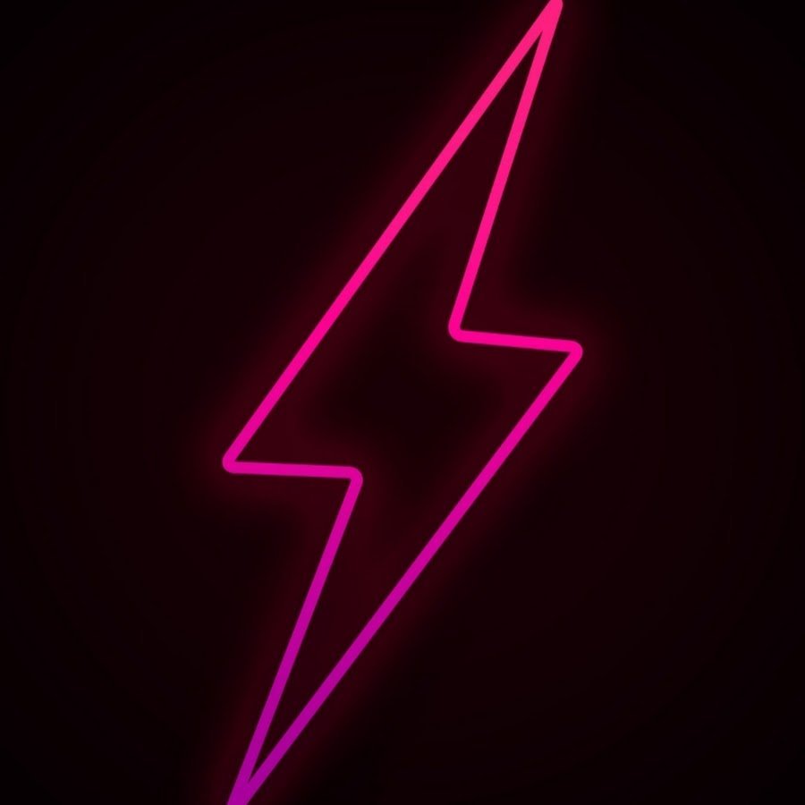 Молнии нас чёрном фоне