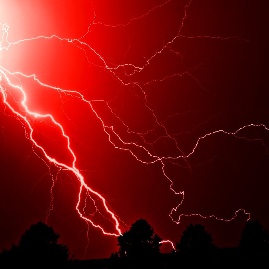 Молния на темном фоне