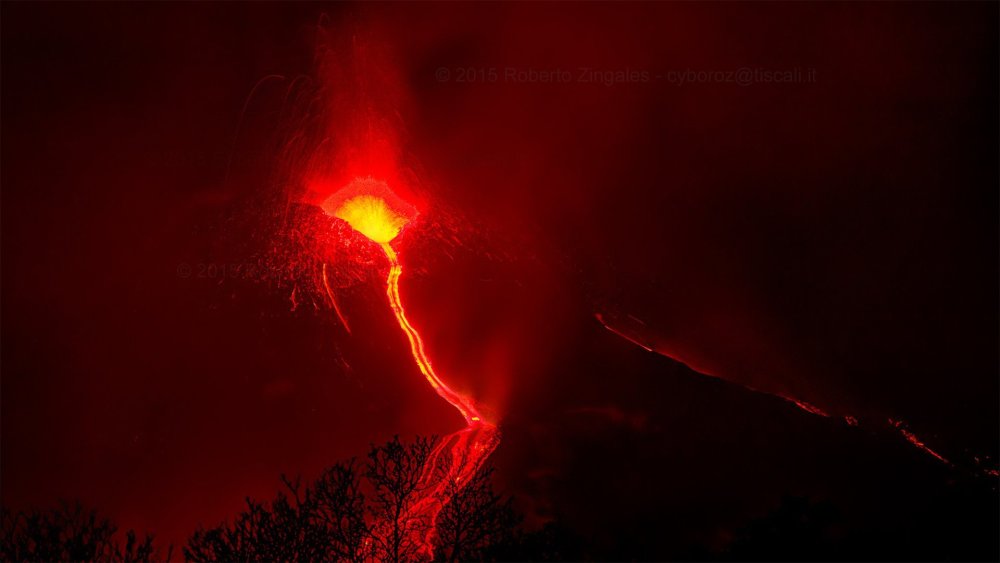 Красная молния на черном фоне