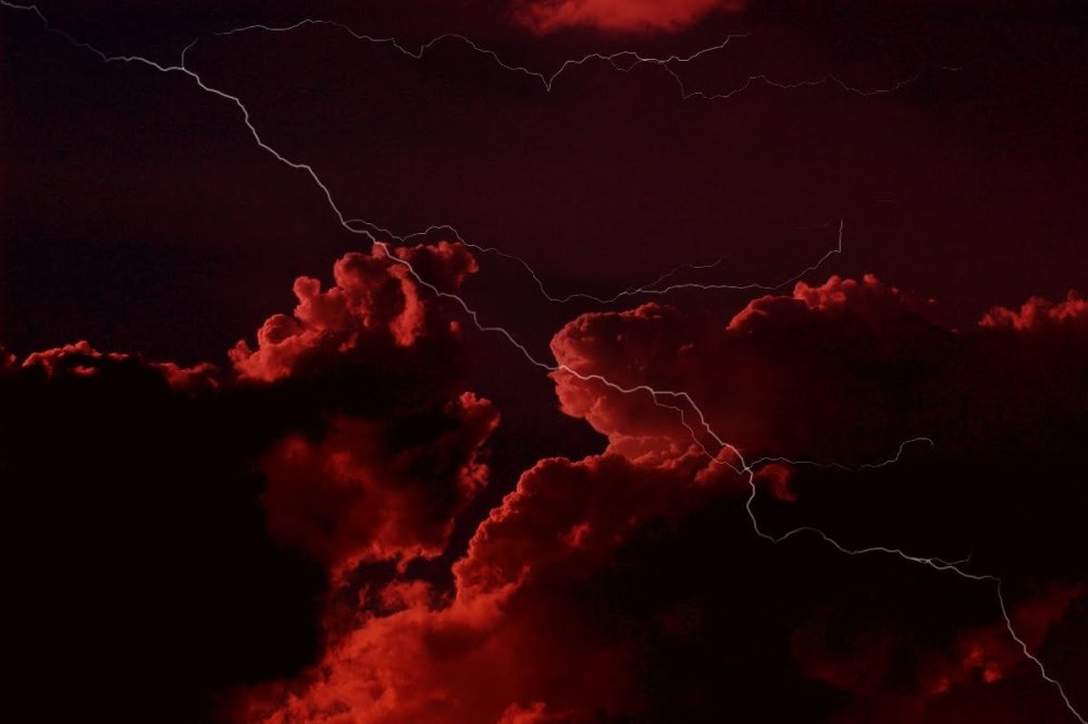 Красная молния на черном фоне