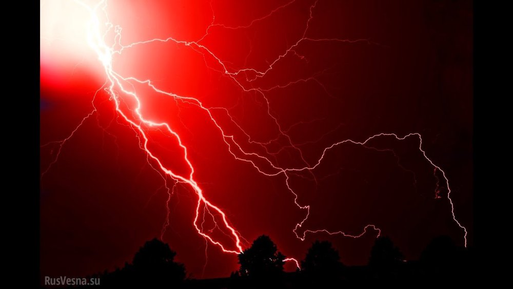 Молния на черном фоне