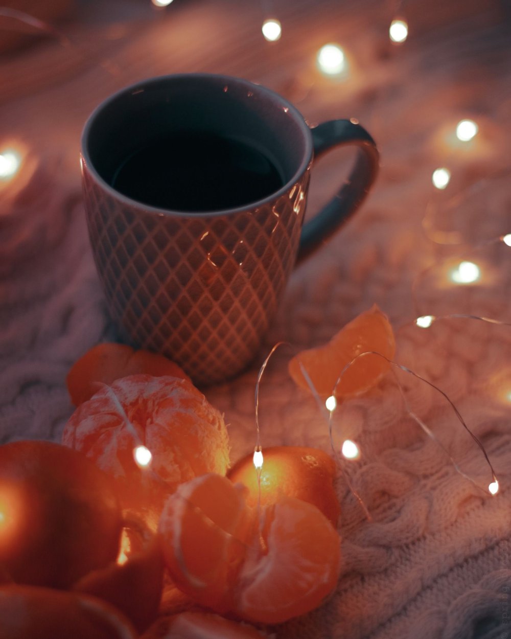 Мандарины и гирлянда