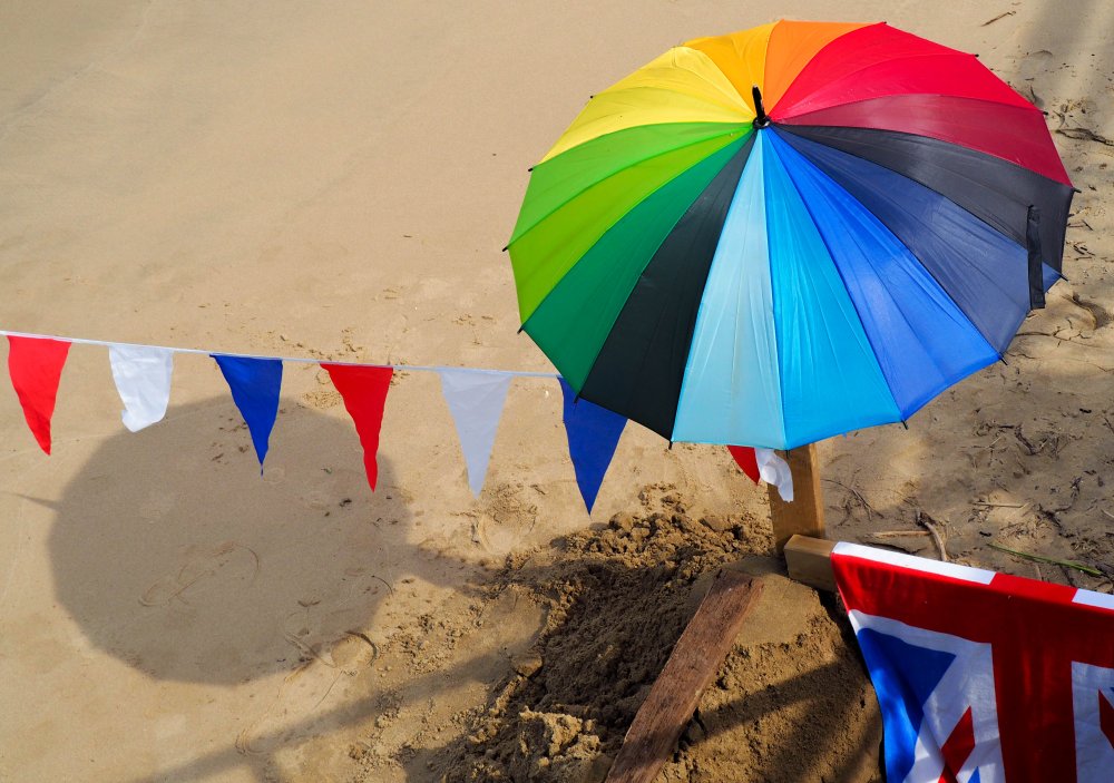 Пляжный зонт в графике на прозрачном фоне
