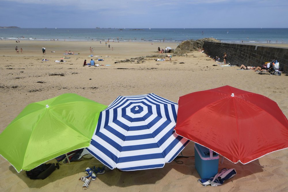 Пляжные зонтики на пляже