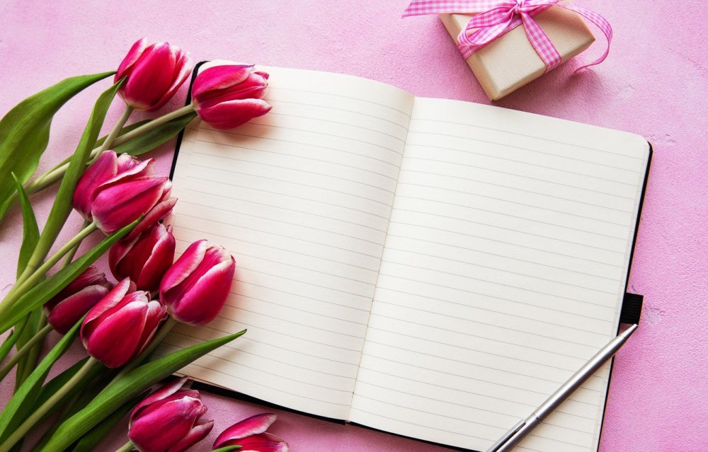 Открытый блокнот и цветы