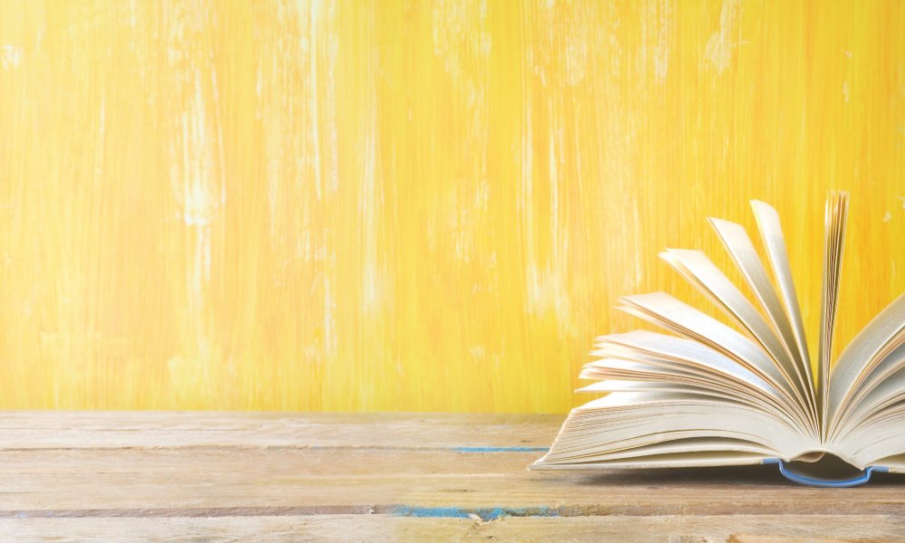 Книги на желтом фоне