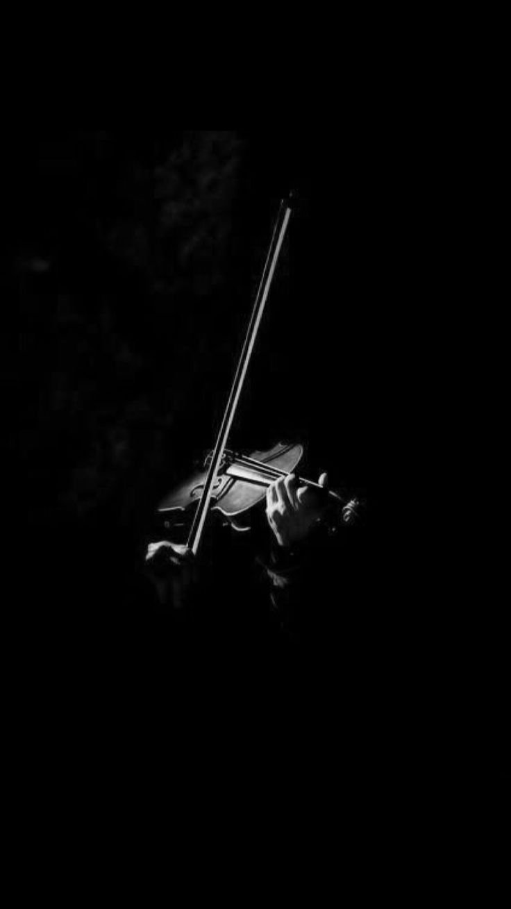 Музыкальные инструменты на темном фоне