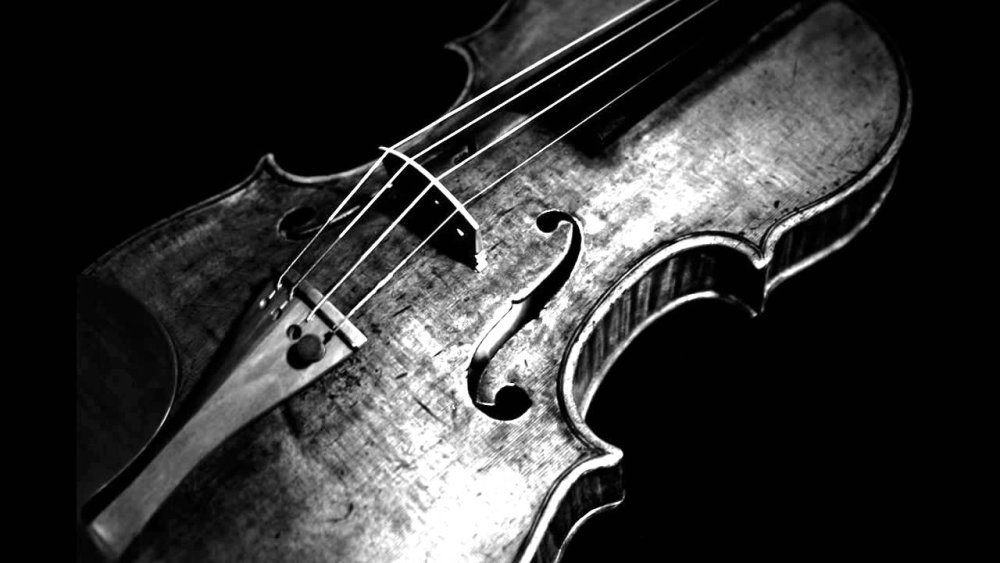 Скрипка на темном фоне