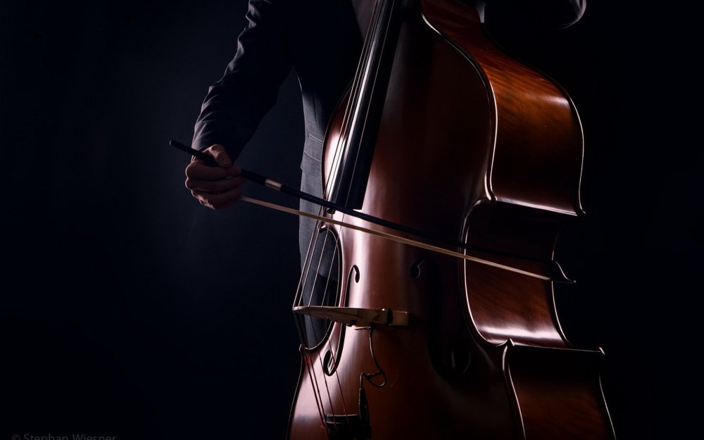 Виолончель на темном фоне