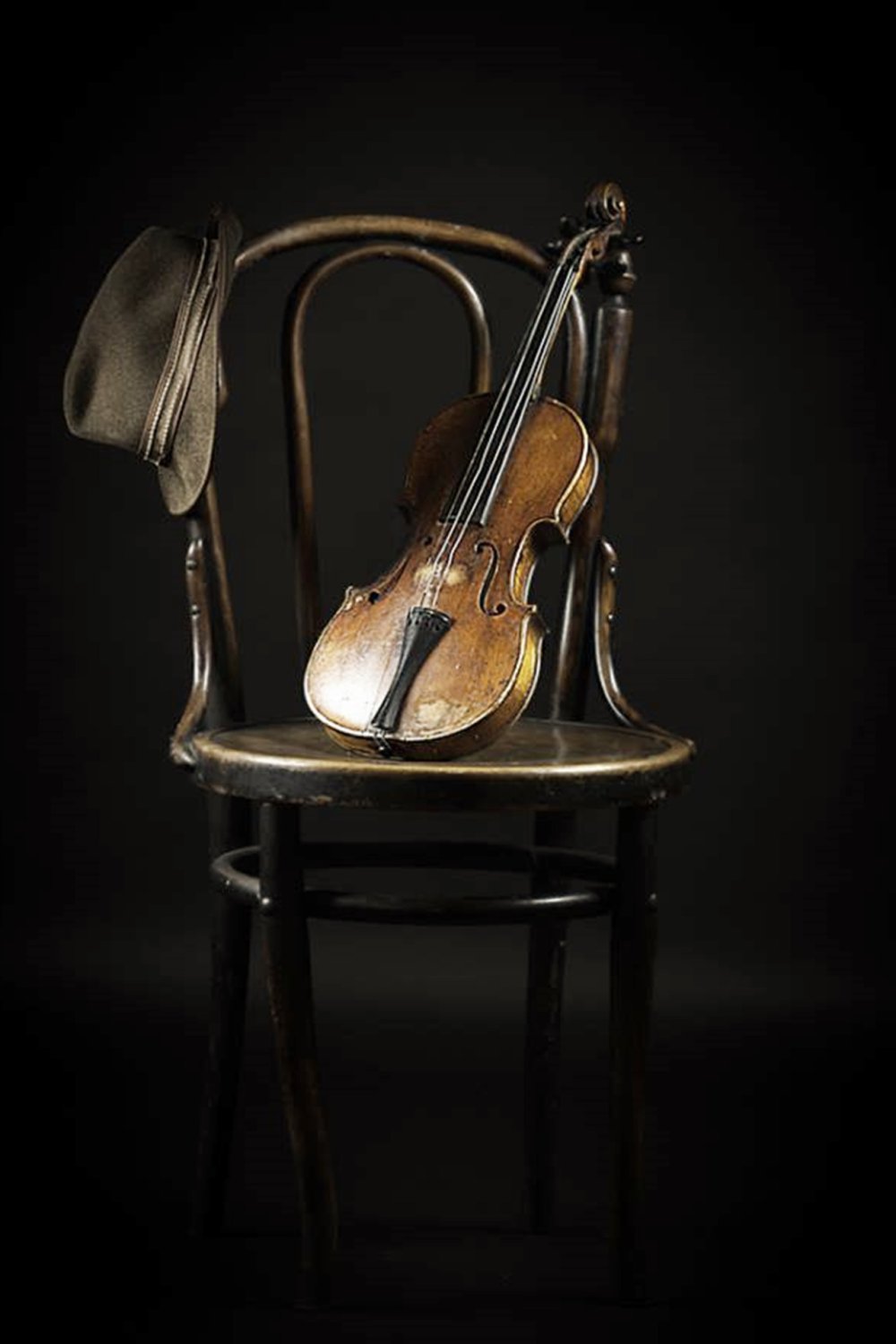 Музыкальные инструменты на темном фоне