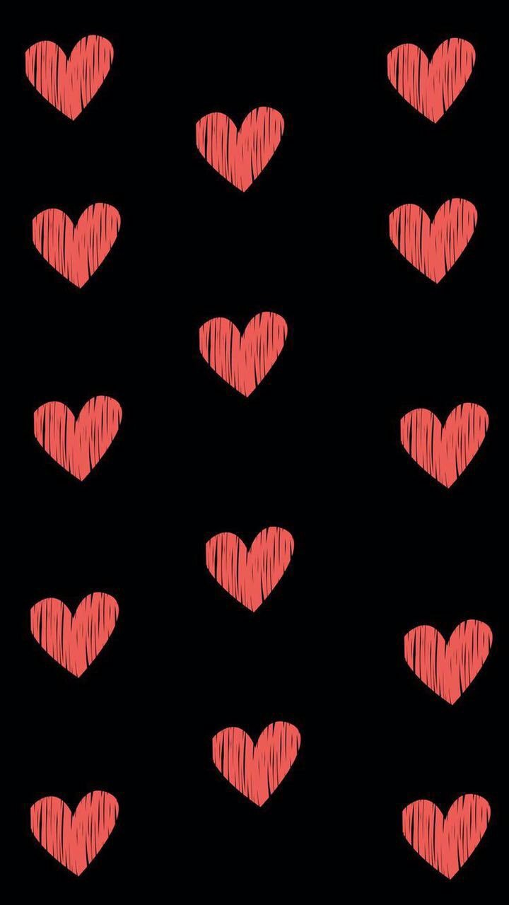 Розовое сердечко на черном фоне