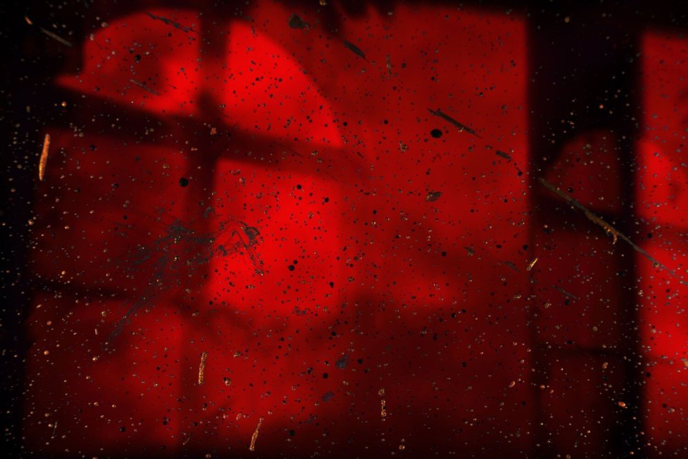 Красный фон с геометрическими фигурами