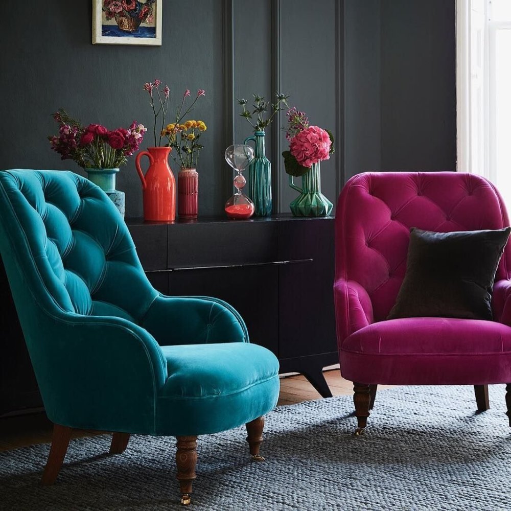 Зеленое кресло в коричневом интерьере