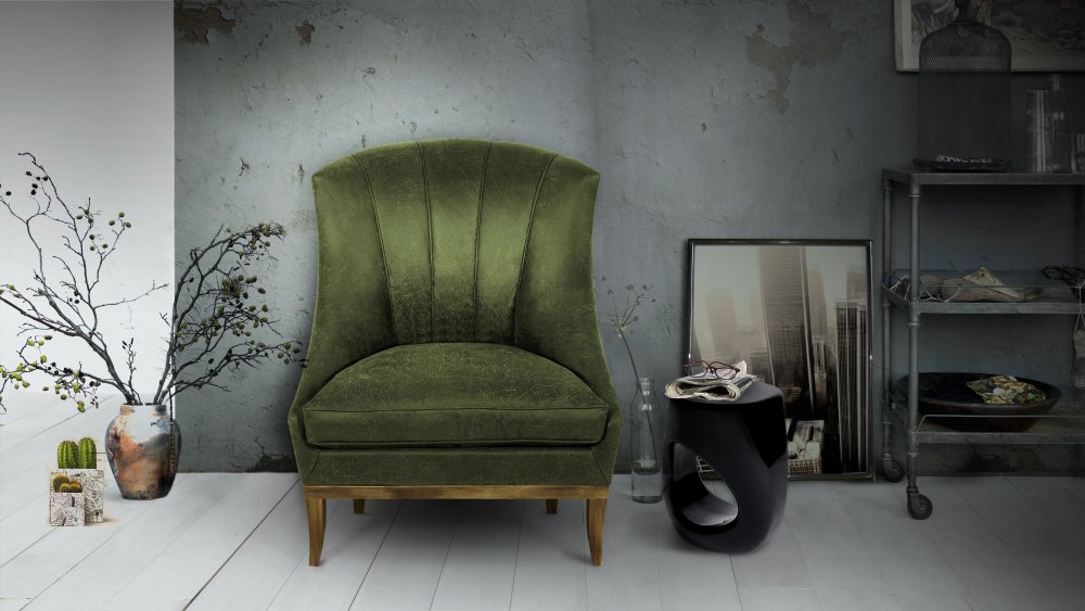 Кресло на фоне стены