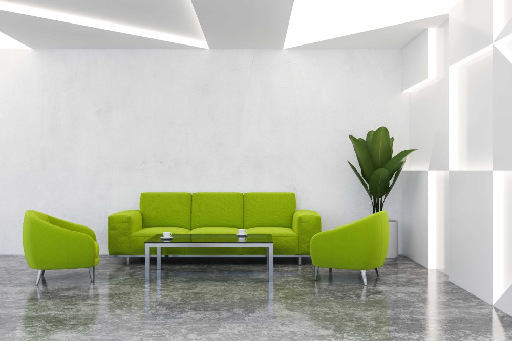 Кресло на фоне стены