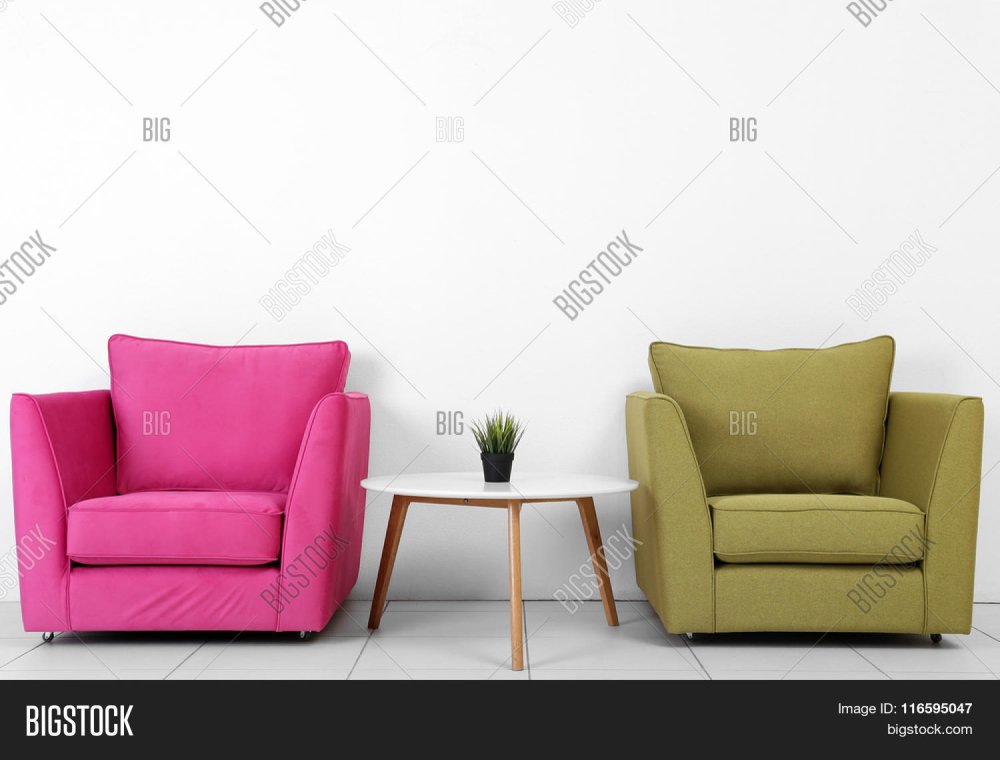 Кресло на фоне стены