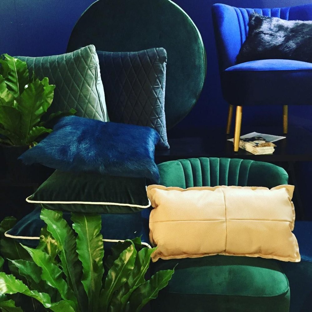 Зеленый диван с подушками