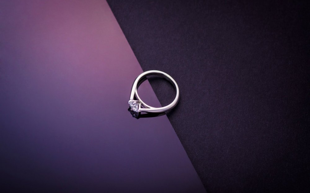 Кольцо на черном фоне